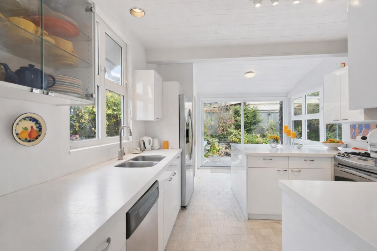 Breakfast Nook Photo of 2433 Mathers Avenue, West Vancouver, BC