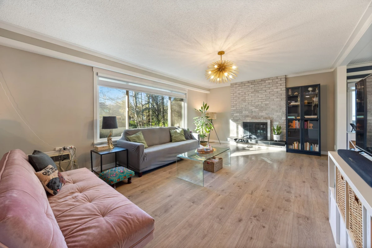 Breakfast Nook Photo of 12037 208 Street, Maple Ridge, BC