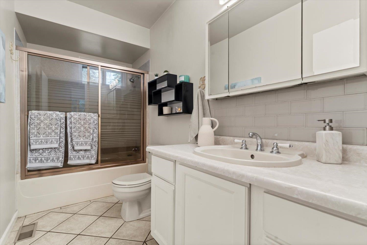 Garage Interior Photo of 34166 Cedar Avenue, Abbotsford, BC