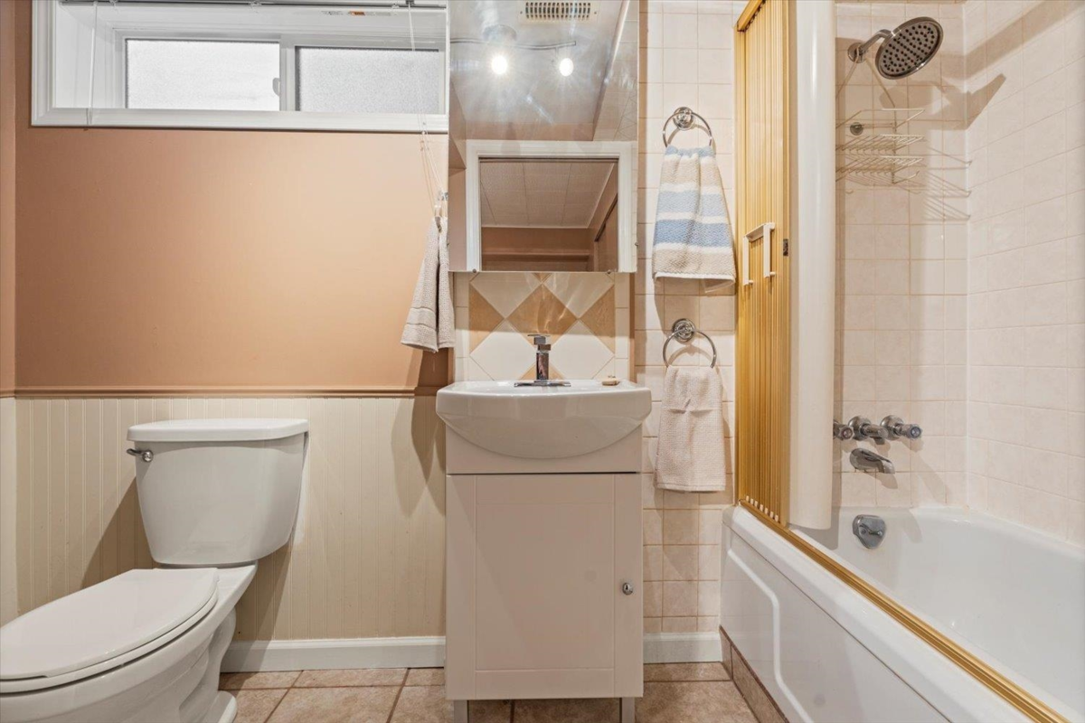 Hot Tub / Spa Photo of 34166 Cedar Avenue, Abbotsford, BC