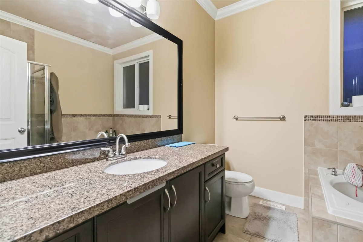 Entry Foyer Photo of 8546 Alexandra Street, Mission, BC