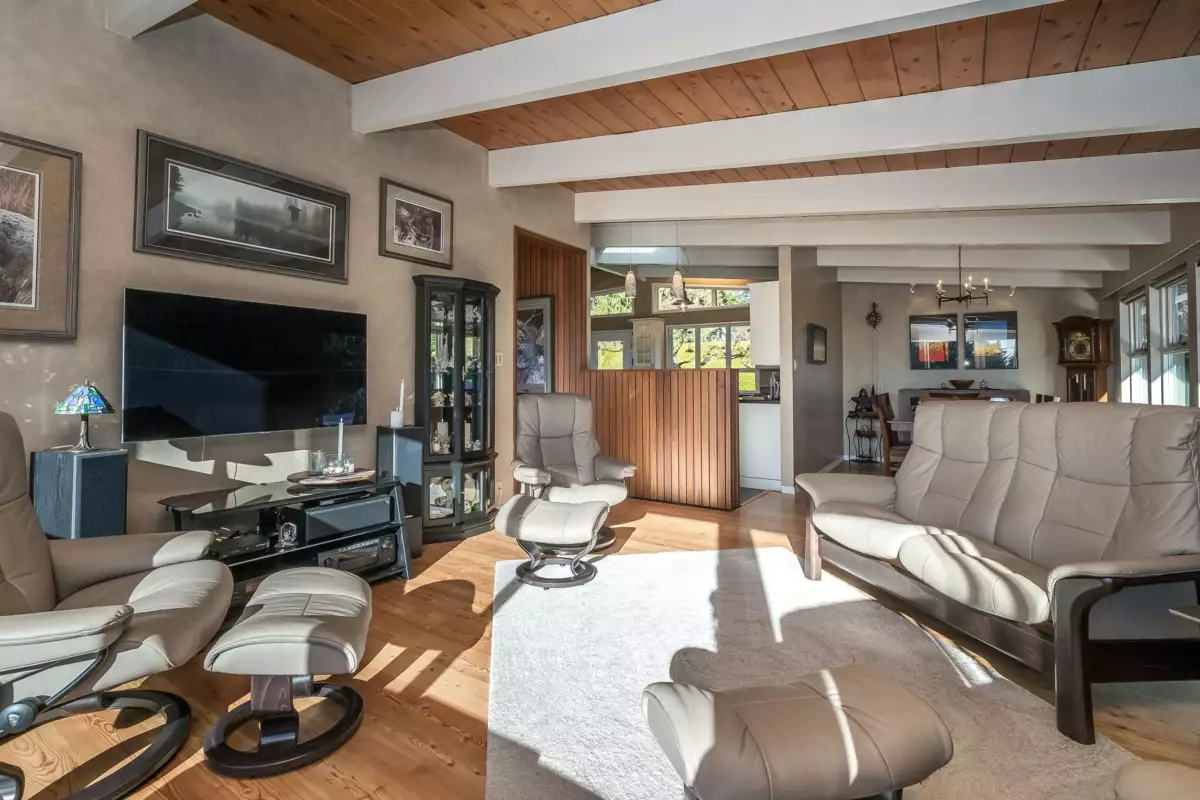Kitchen Island Photo of 6572 Kempson Crescent, Delta, BC