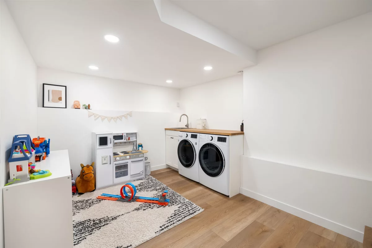 Hallway Photo of 416 St. Georges Avenue, North Vancouver, BC