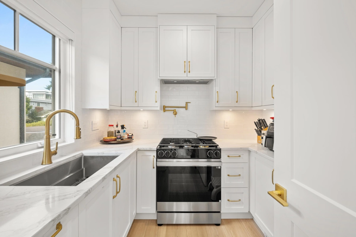 Powder Room Photo of 1113 Dolphin Street, White Rock, BC