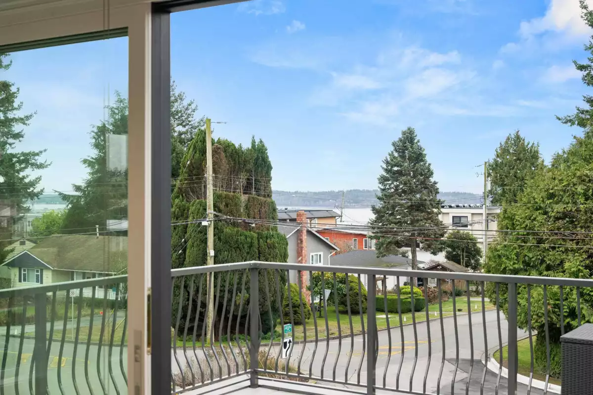 Walk-In Closet Photo of 1113 Dolphin Street, White Rock, BC