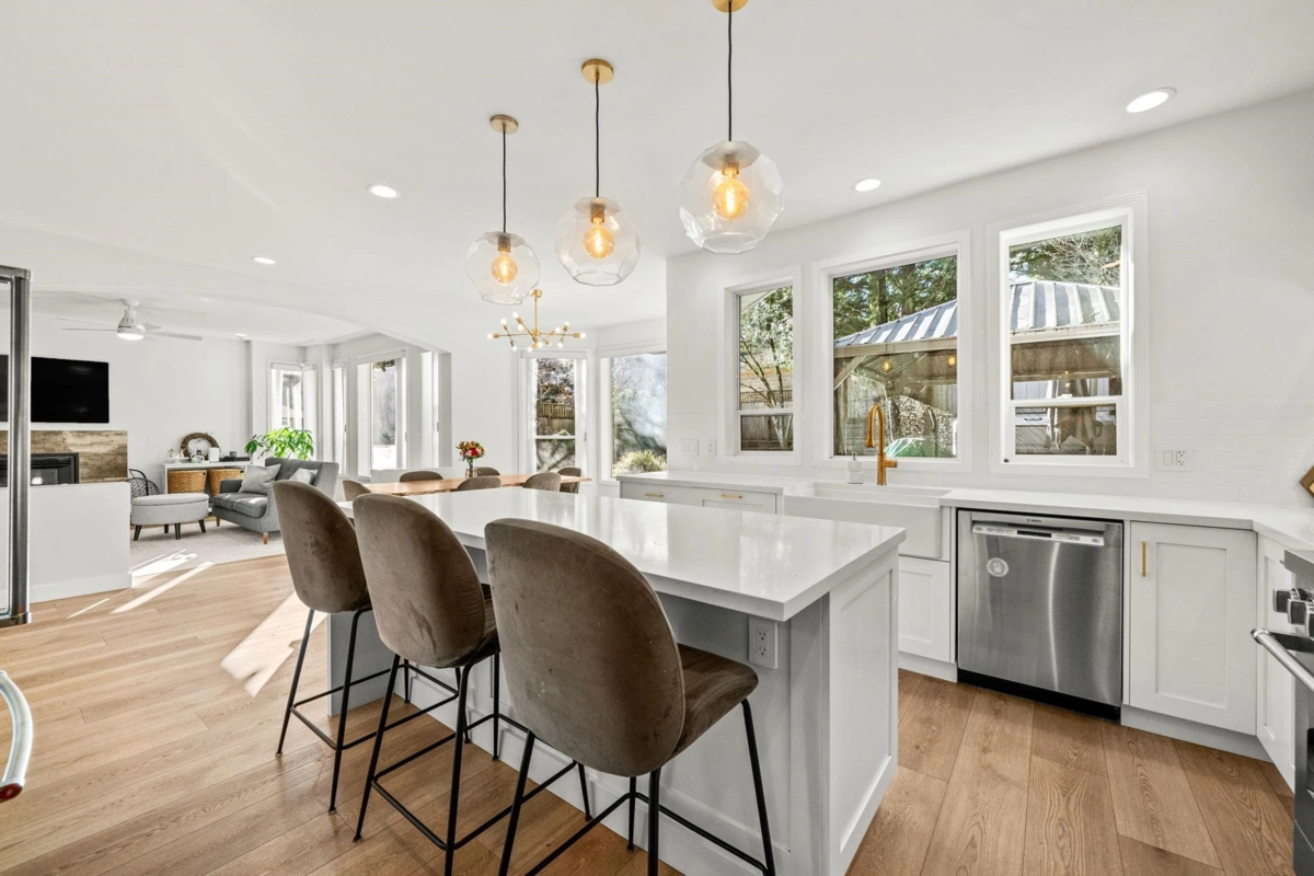 Breakfast Nook Photo of 1725 Orkney Place, North Vancouver, BC