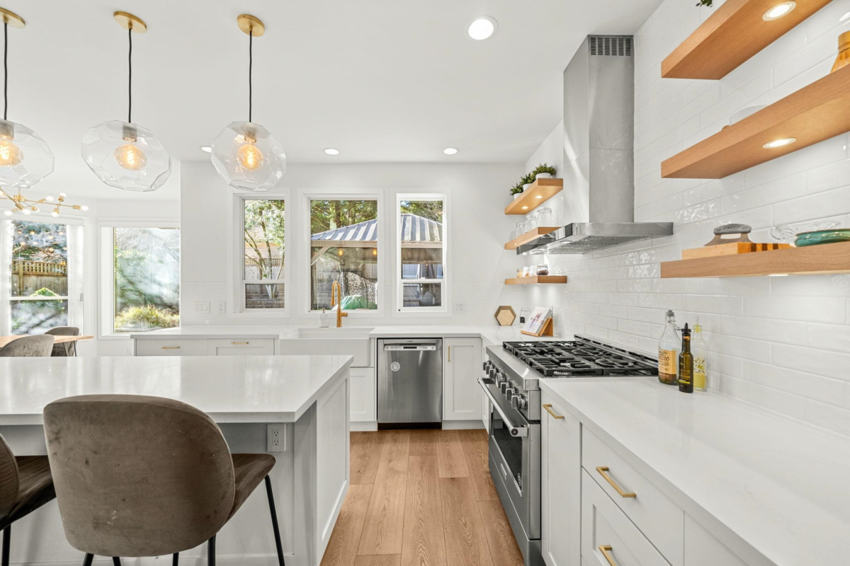 Kitchen Photo of 1725 Orkney Place, North Vancouver, BC