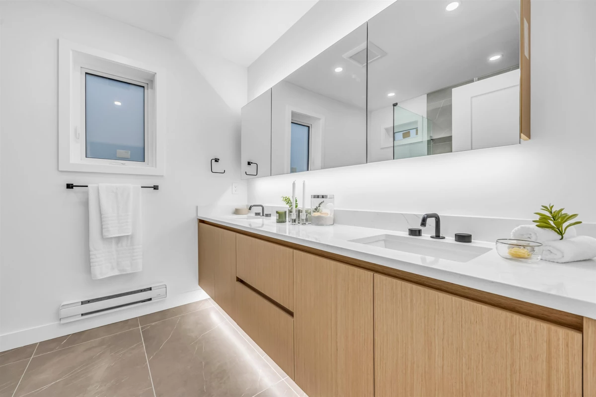 Guest Bathroom Photo of 1012 W 52nd Avenue, Vancouver, BC