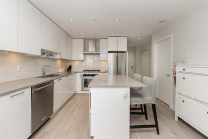 Kitchen Island Photo of 2302 1788 Gilmore Avenue, Burnaby, BC