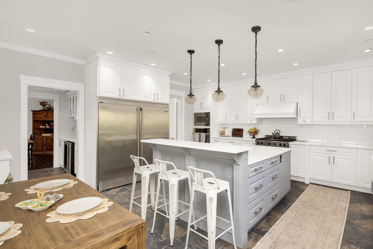 Kitchen Island Photo of 1020 Jay Crescent, Squamish, BC