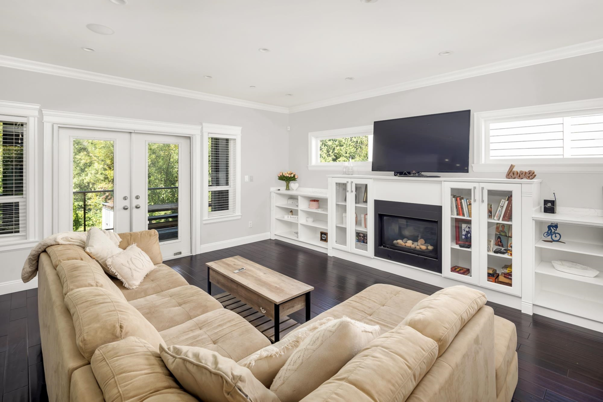 Living Room Photo of 1020 Jay Crescent, Squamish, BC