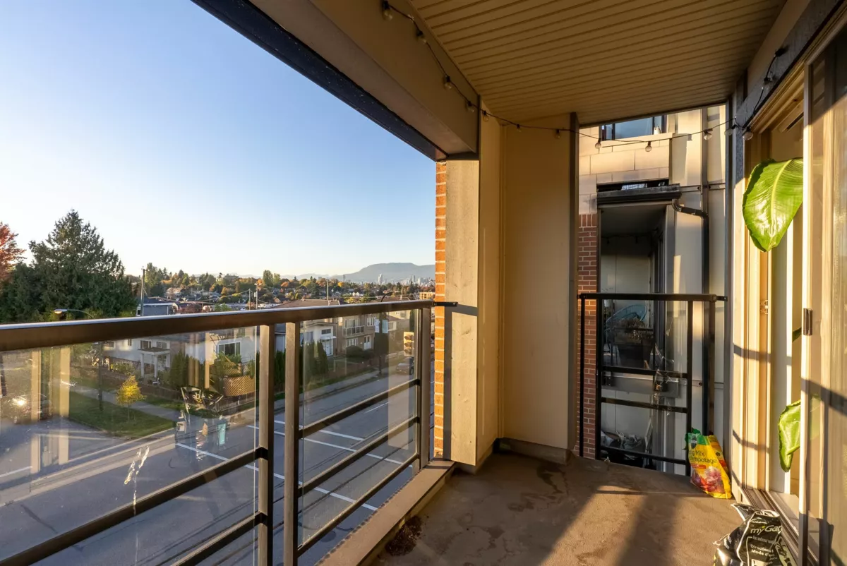Powder Room Photo of 305 4550 Fraser Street, Vancouver, BC