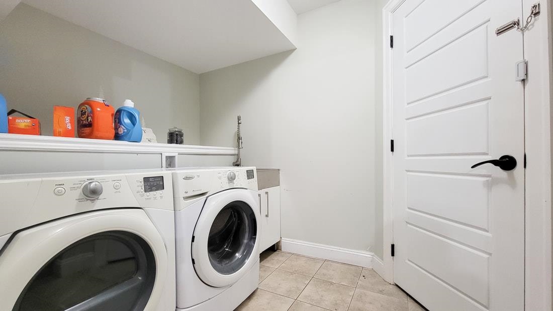 Swimming Pool Photo of 5977 151 Street, Surrey, BC