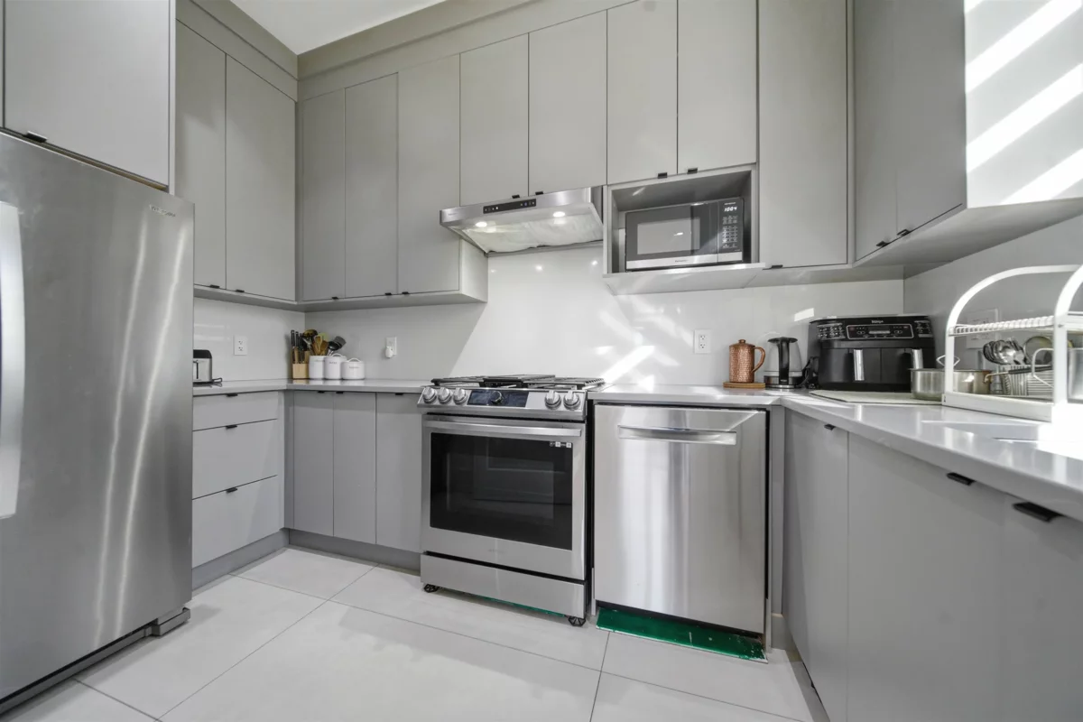 Kitchen Photo of 14718 90a Avenue, Surrey, BC