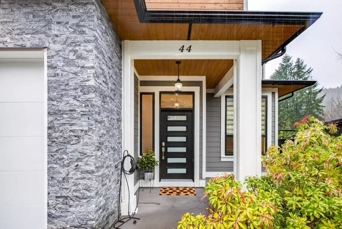 Living Room Photo of 44 3295 Sunnyside Road, Anmore, BC