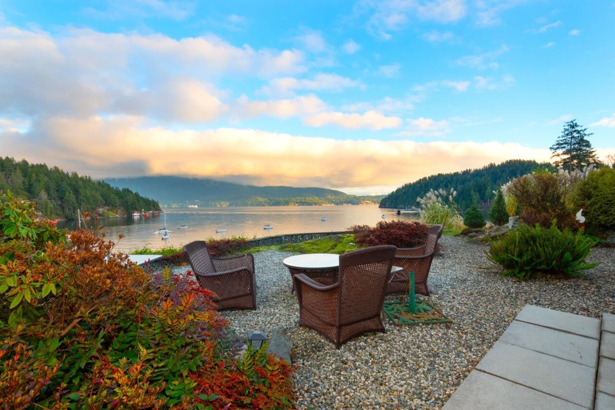 Living Room Photo of 433 Senator Place, Bowen Island, BC