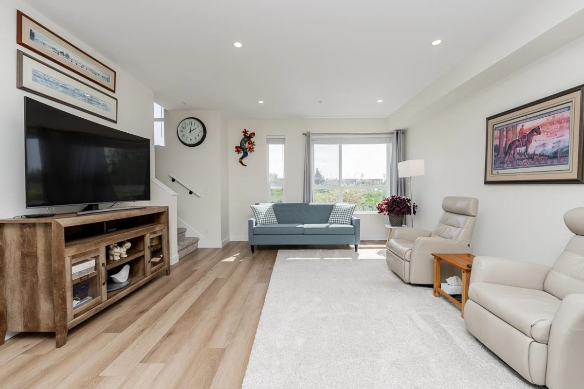 Living Room Photo of 11 20134 81a Avenue, Langley, BC