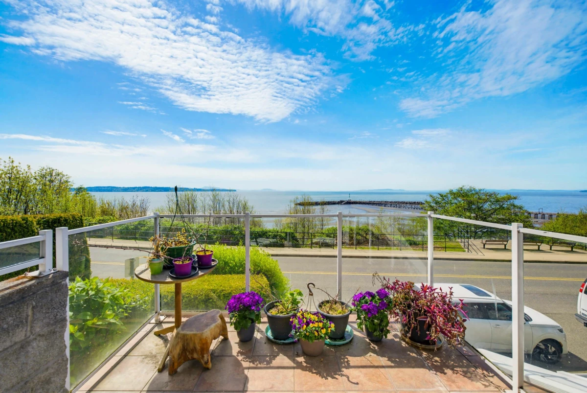 Living Room Photo of 105 15165 Marine Drive, White Rock, BC