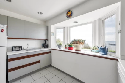 Guest Bathroom Photo of 105 15165 Marine Drive, White Rock, BC