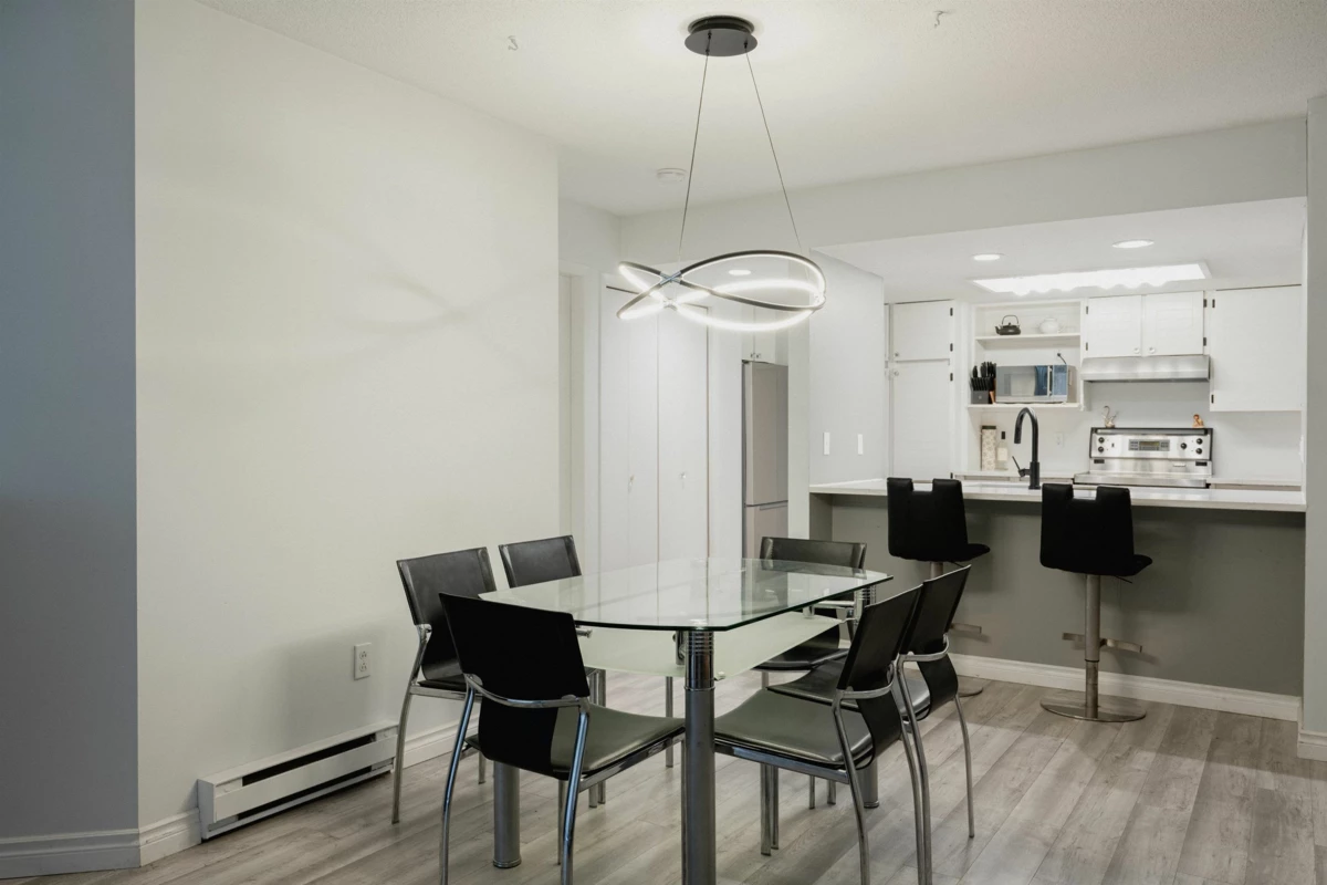 Dining Area Photo of 102 15025 Victoria Avenue, White Rock, BC