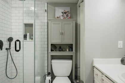Guest Bathroom Photo of 102 15025 Victoria Avenue, White Rock, BC