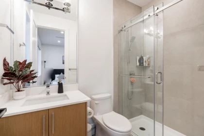 Basement Recreation Room Photo of 13511 Marine Drive, Surrey, BC
