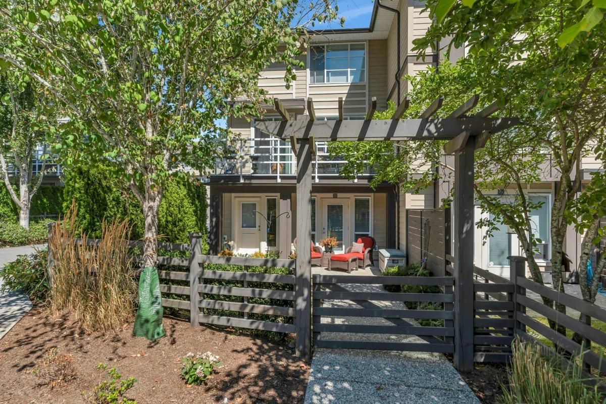 Family Room Photo of 22 15405 31 Avenue, Surrey, BC