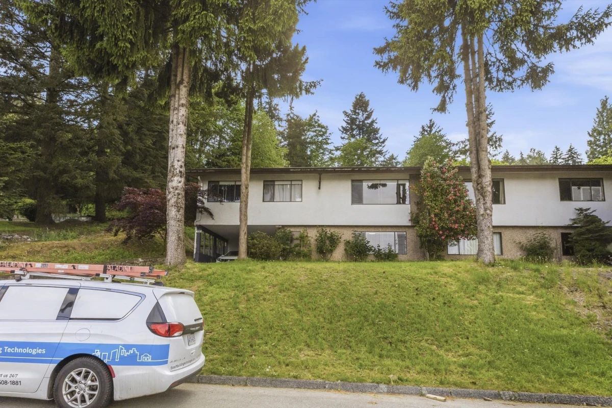 Family Room Photo of 1941 Charles Street, Port Moody, BC