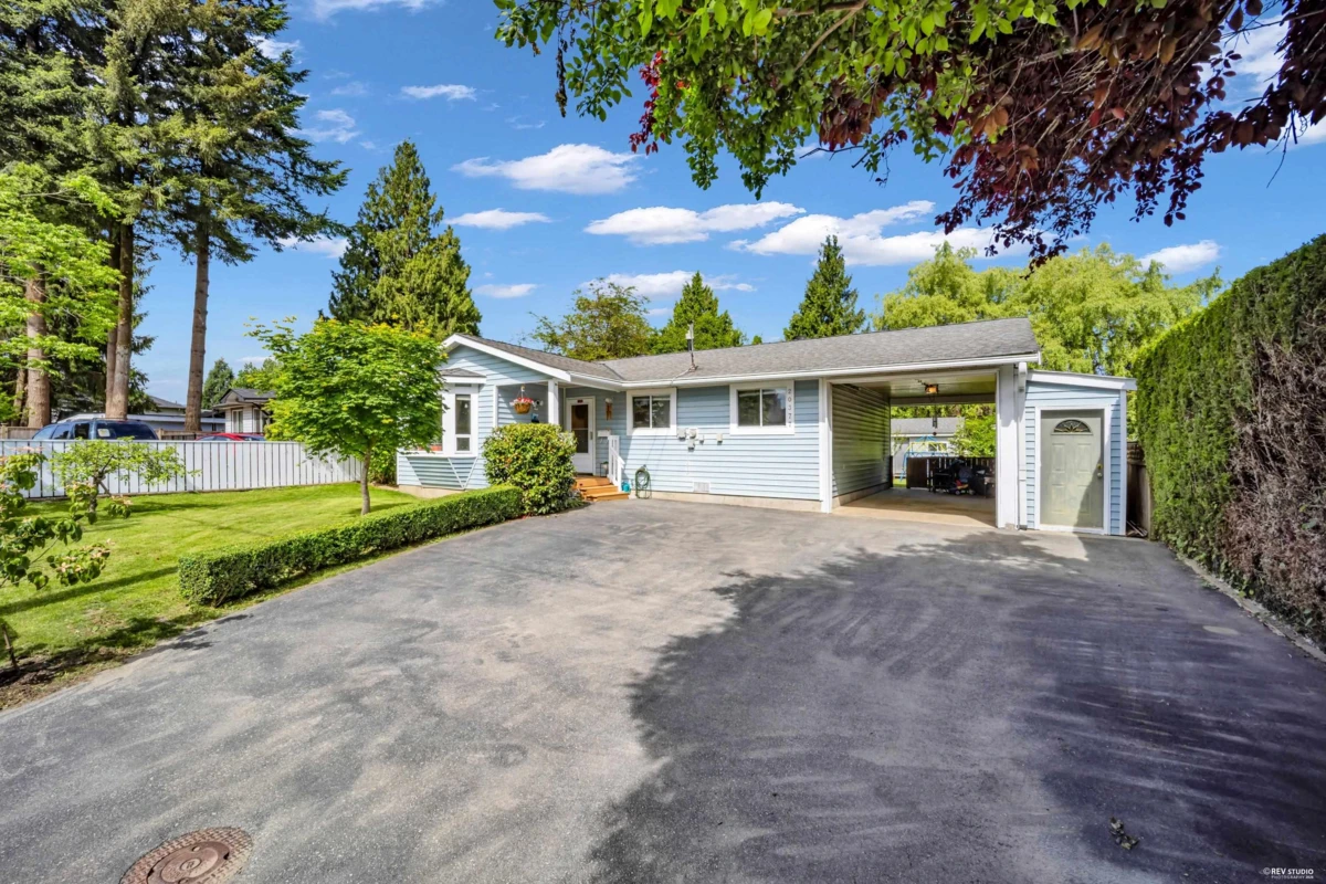 Living Room Photo of 20377 Kent Street, Maple Ridge, BC