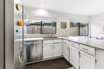 Kitchen Island Photo of 6470 Sheridan Road, Richmond, BC