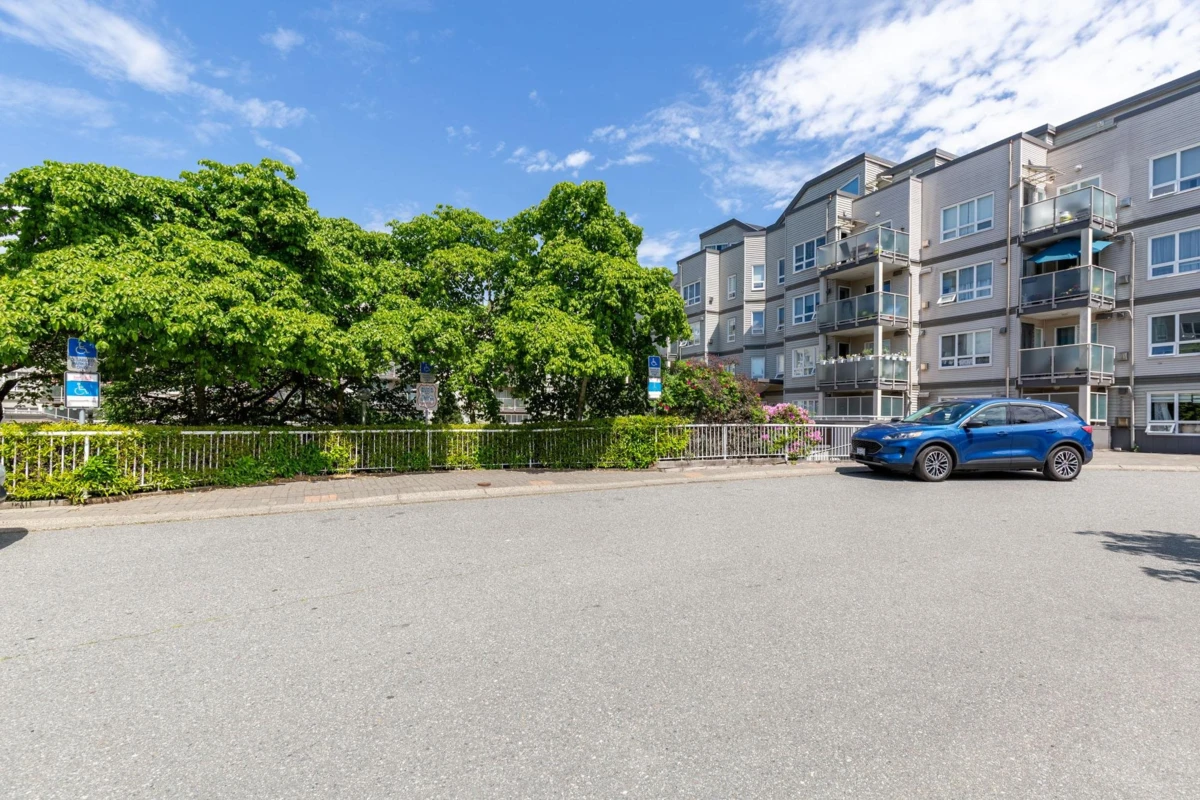 Family Room Photo of 412 14399 103 Avenue, Surrey, BC
