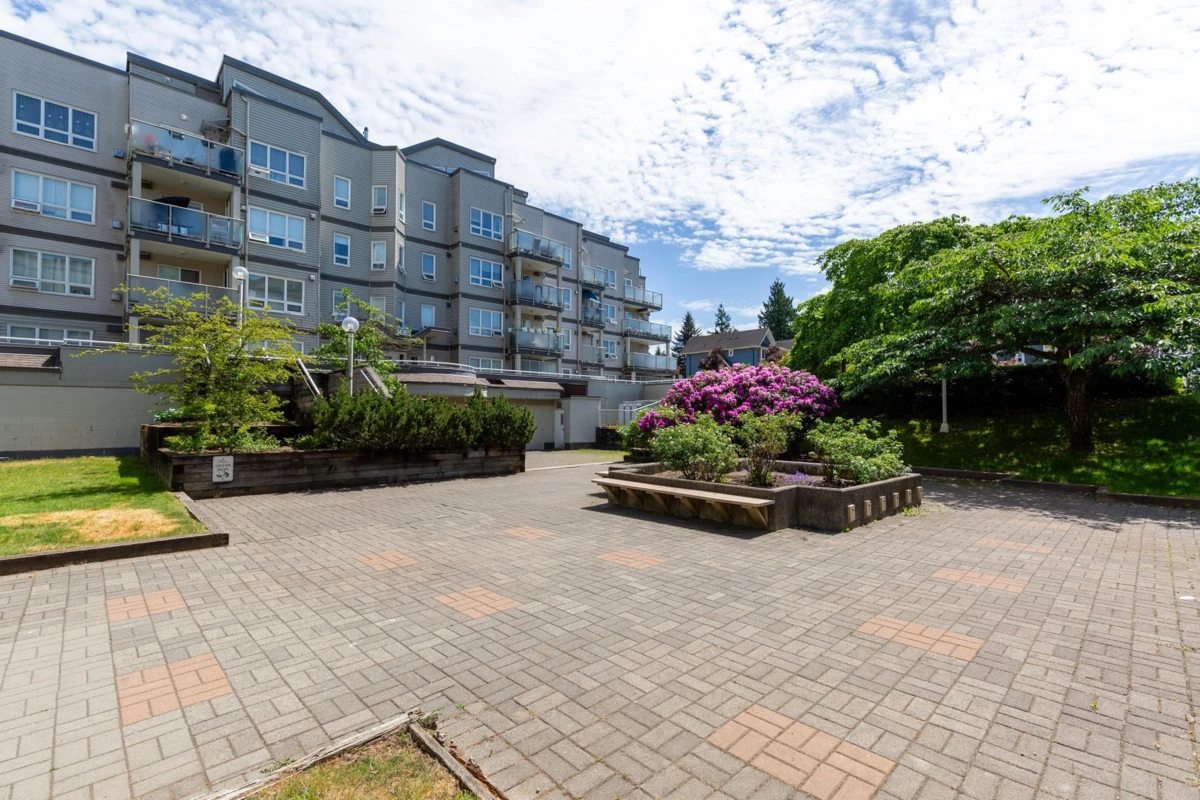 Living Room Photo of 412 14399 103 Avenue, Surrey, BC