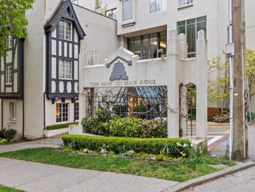 Garden / Landscaping Photo of 306 1311 Beach Avenue, Vancouver, BC