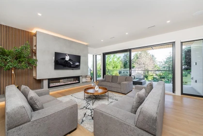 Breakfast Nook Photo of 15911 Cliff Avenue, White Rock, BC