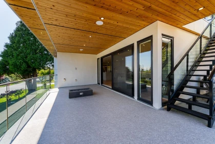 Hot Tub / Spa Photo of 15911 Cliff Avenue, White Rock, BC