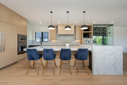 Kitchen Island Photo of 15911 Cliff Avenue, White Rock, BC