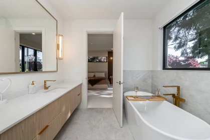 Powder Room Photo of 15911 Cliff Avenue, White Rock, BC