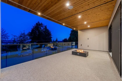 Swimming Pool Photo of 15911 Cliff Avenue, White Rock, BC