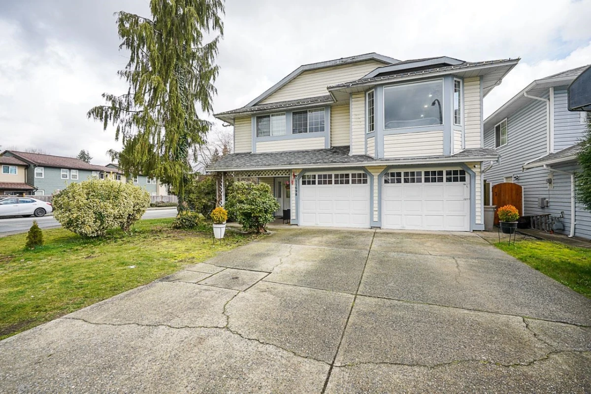Living Room Photo of 11698 206a Street, Maple Ridge, BC