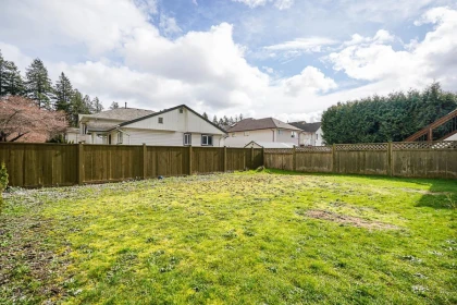 Garden / Landscaping Photo of 11698 206a Street, Maple Ridge, BC