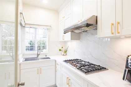 Kitchen Island Photo of 8540 Saunders Road, Richmond, BC