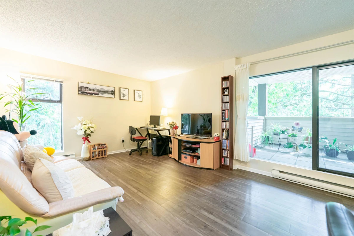 Living Room Photo of 222 8231 Granville Avenue, Richmond, BC