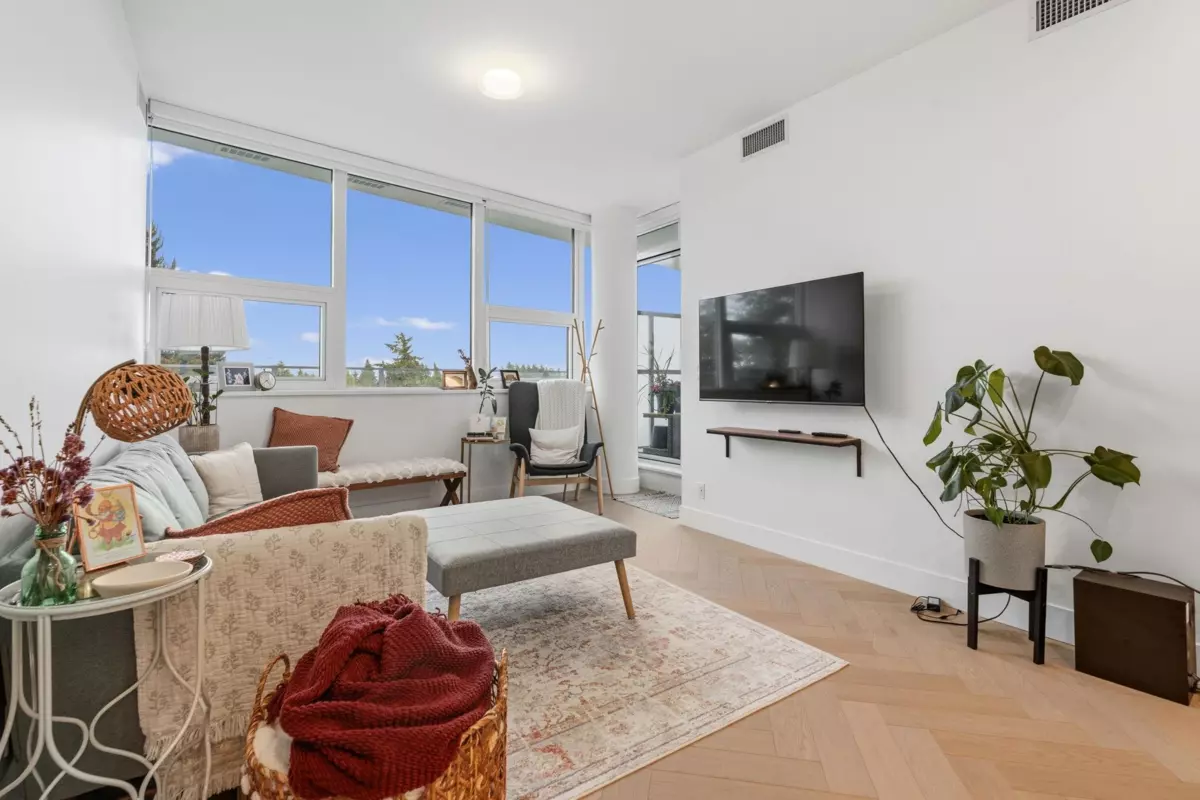 Family Room Photo of 502 1342 Johnston Road, White Rock, BC