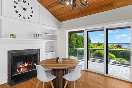 Kitchen Island Photo of 2370 Queens Avenue, West Vancouver, BC