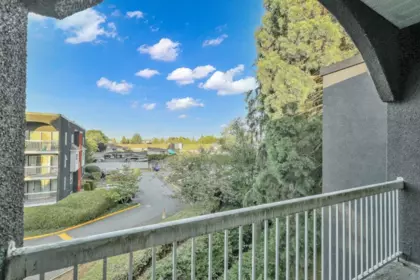 Entry Foyer Photo of 305 5664 200 Street, Langley, BC