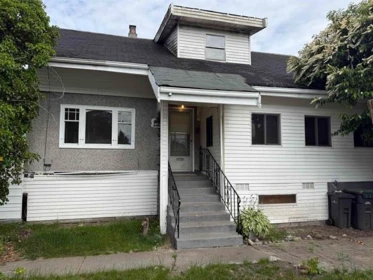 220 Devoy Street, New Westminster, BC, New Westminster — Single Family Residence for sale