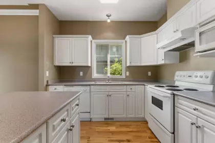 Kitchen Island Photo of 172 46360 Valleyview Road, Chilliwack, BC