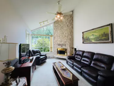 517 Veterans Road, Gibsons, BC, Gibsons — Single Family Residence for sale