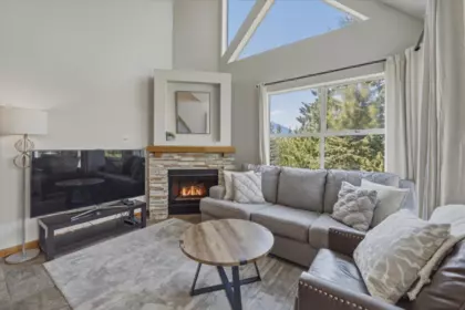 302 4749 Spearhead Drive, Whistler, BC, Whistler — Apartment/Condo for sale