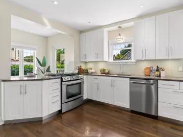 Kitchen Island Photo of 908 W 21st Avenue, Vancouver, BC